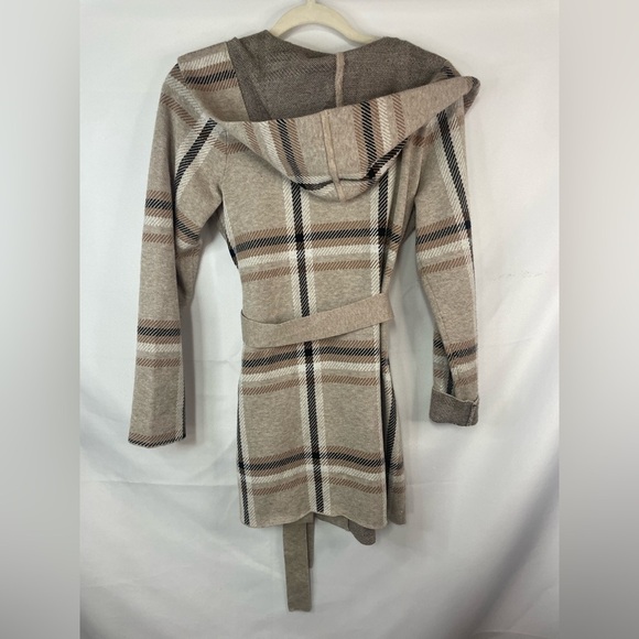 TAHARI Windsor pain jackets. Very cute with.L a tie closure and pockets! - Picture 4 of 4